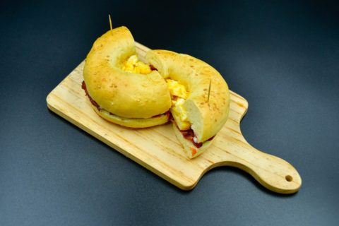 Scambled egg and bacon bagel cut in half