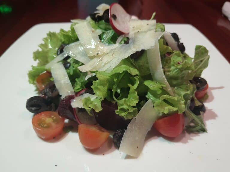 Oven-roasted beetroot salad with mixed lettuce, parmesan cheese & balsamic dressing (V)